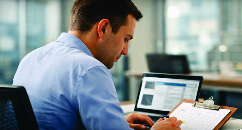 Auditor planificando auditoría interna